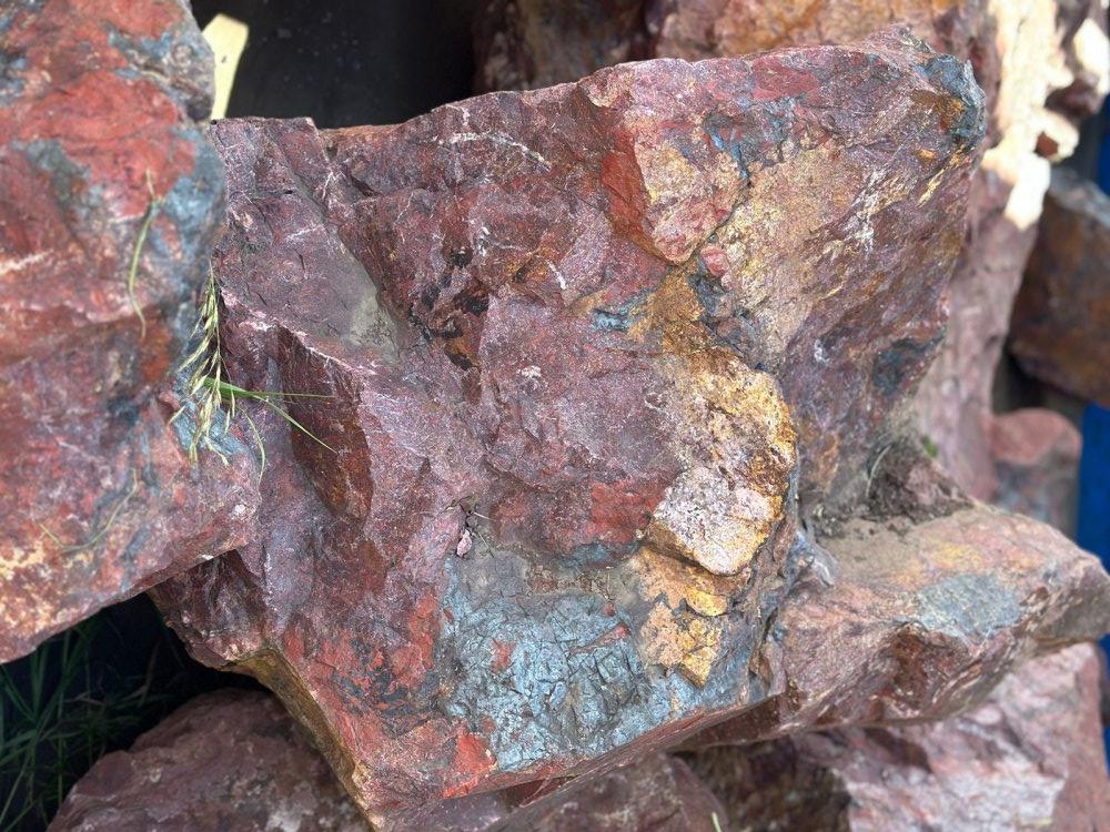 Камни для ландшафтного дизайна красно-фиолетовые 10-60 килограмм купить в Коломне