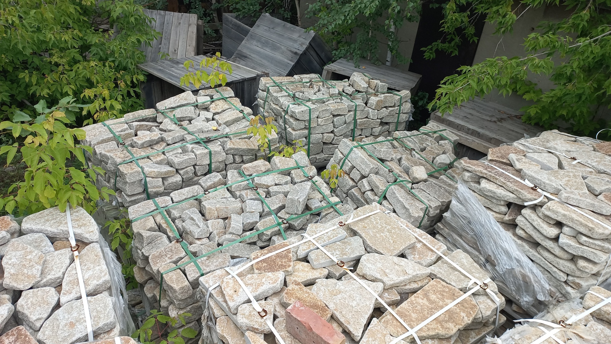 Плитняк галтованный гранитный для ландшафтного дизайна купить в Коломне