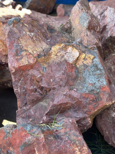 Камни для ландшафтного дизайна красно-фиолетовые 10-60 килограмм купить в Коломне