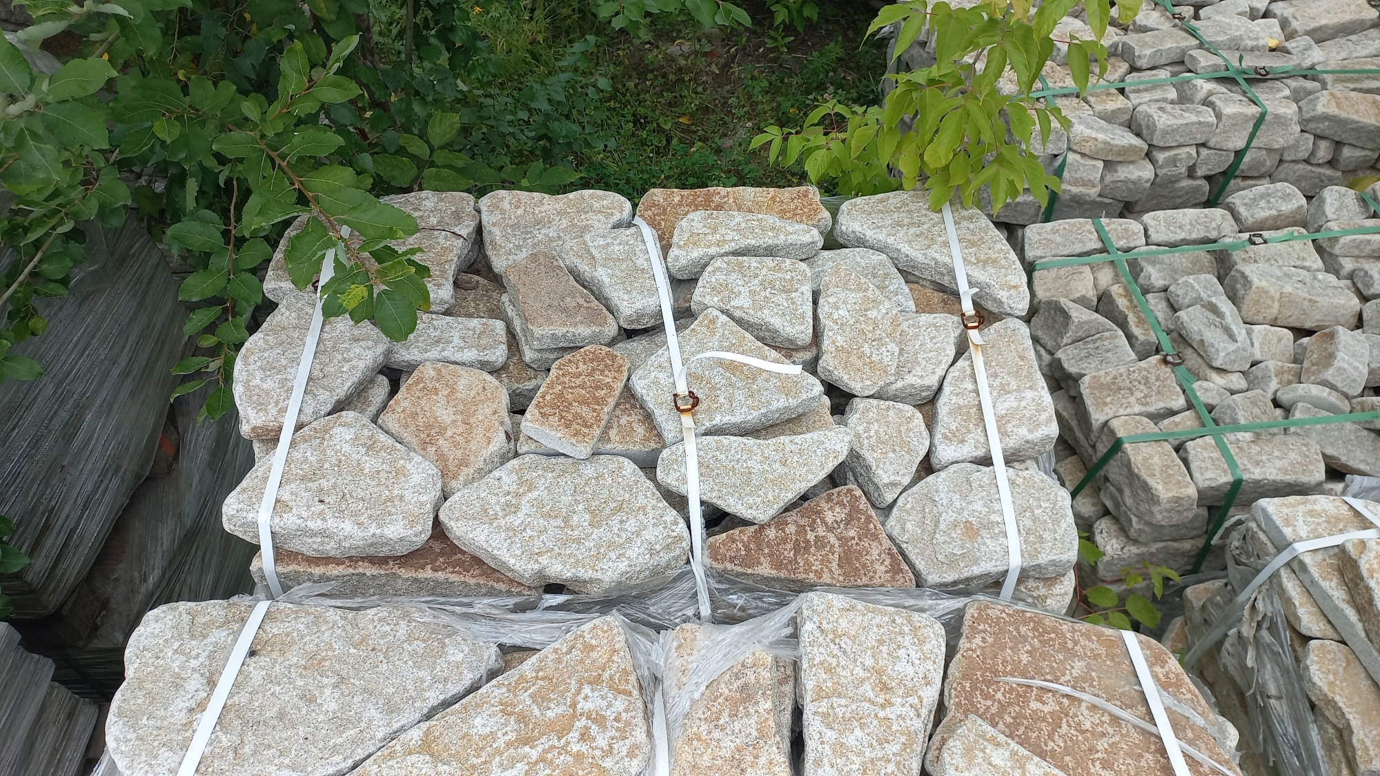 Плитняк галтованный гранитный для ландшафтного дизайна купить в Коломне