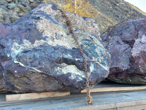 Огромные красно-фиолетовые валуны для ландшафтного дизайна весом более 5 тонн купить в Коломне