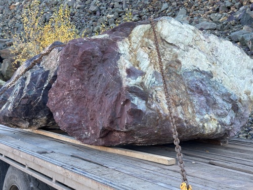 Огромные красно-фиолетовые валуны для ландшафтного дизайна весом более 5 тонн купить в Коломне