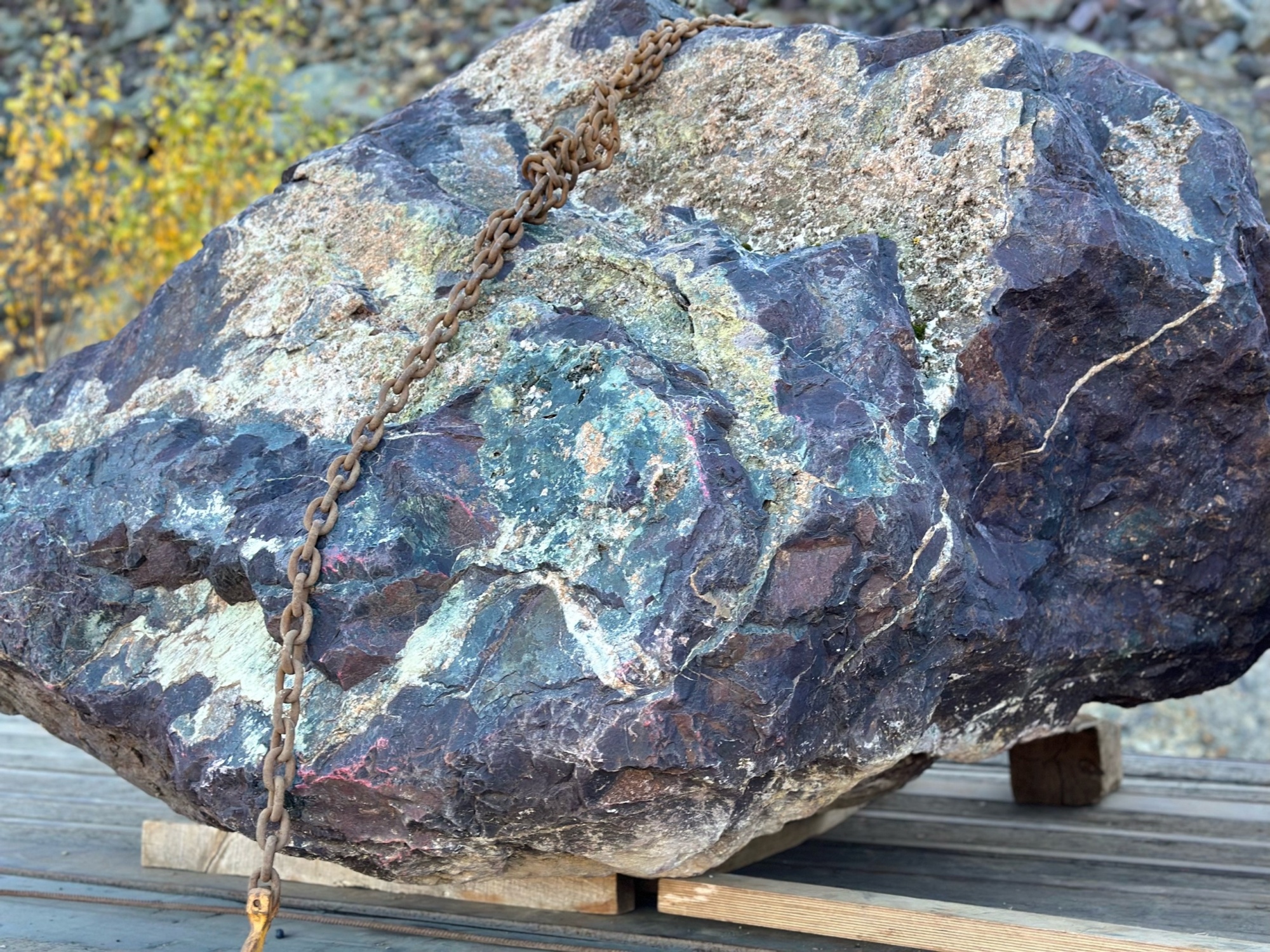 Огромные красно-фиолетовые валуны для ландшафтного дизайна весом более 5 тонн купить в Коломне