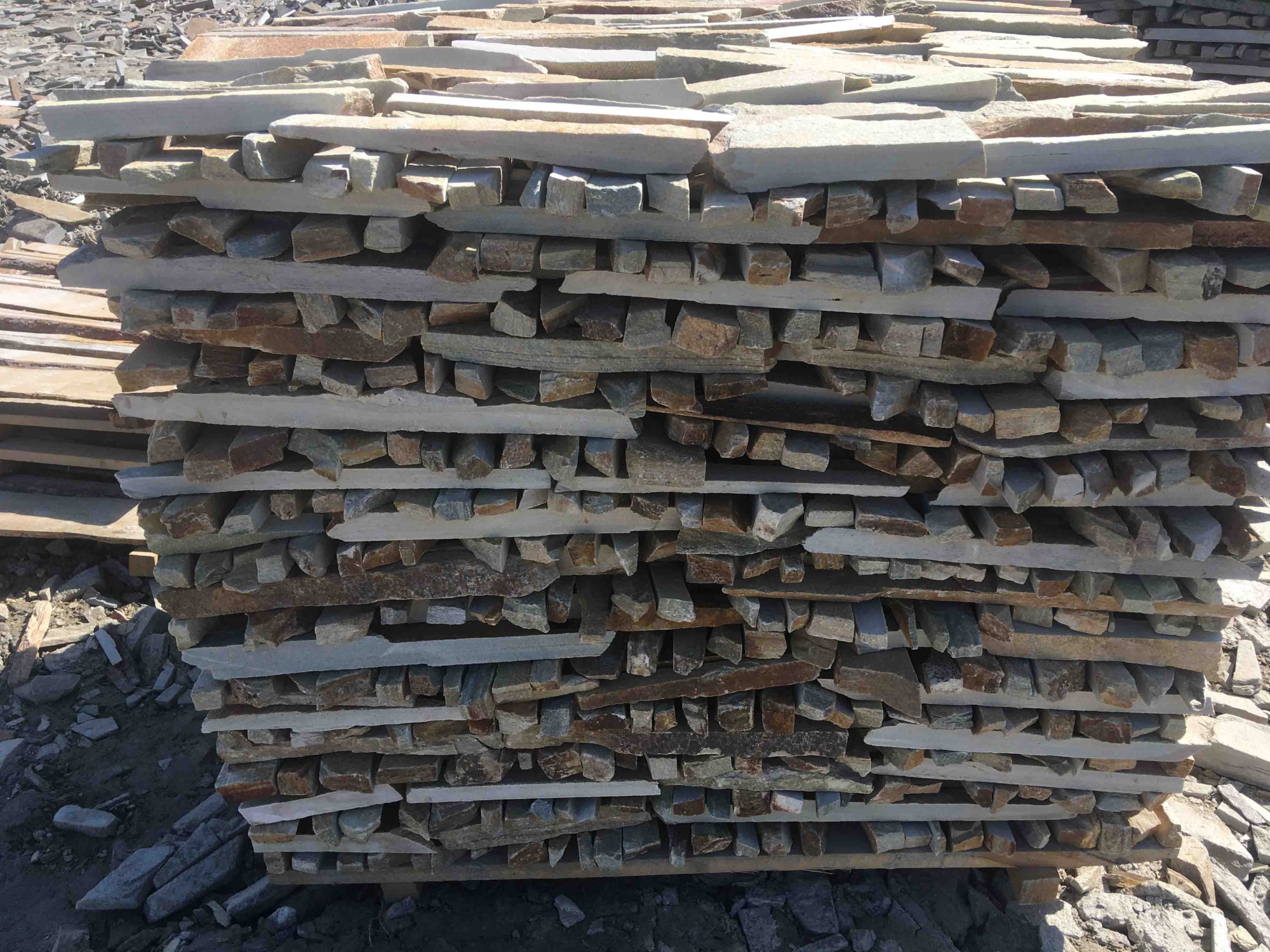 Горбушка златолит золотистый для облицовки купить в Коломне