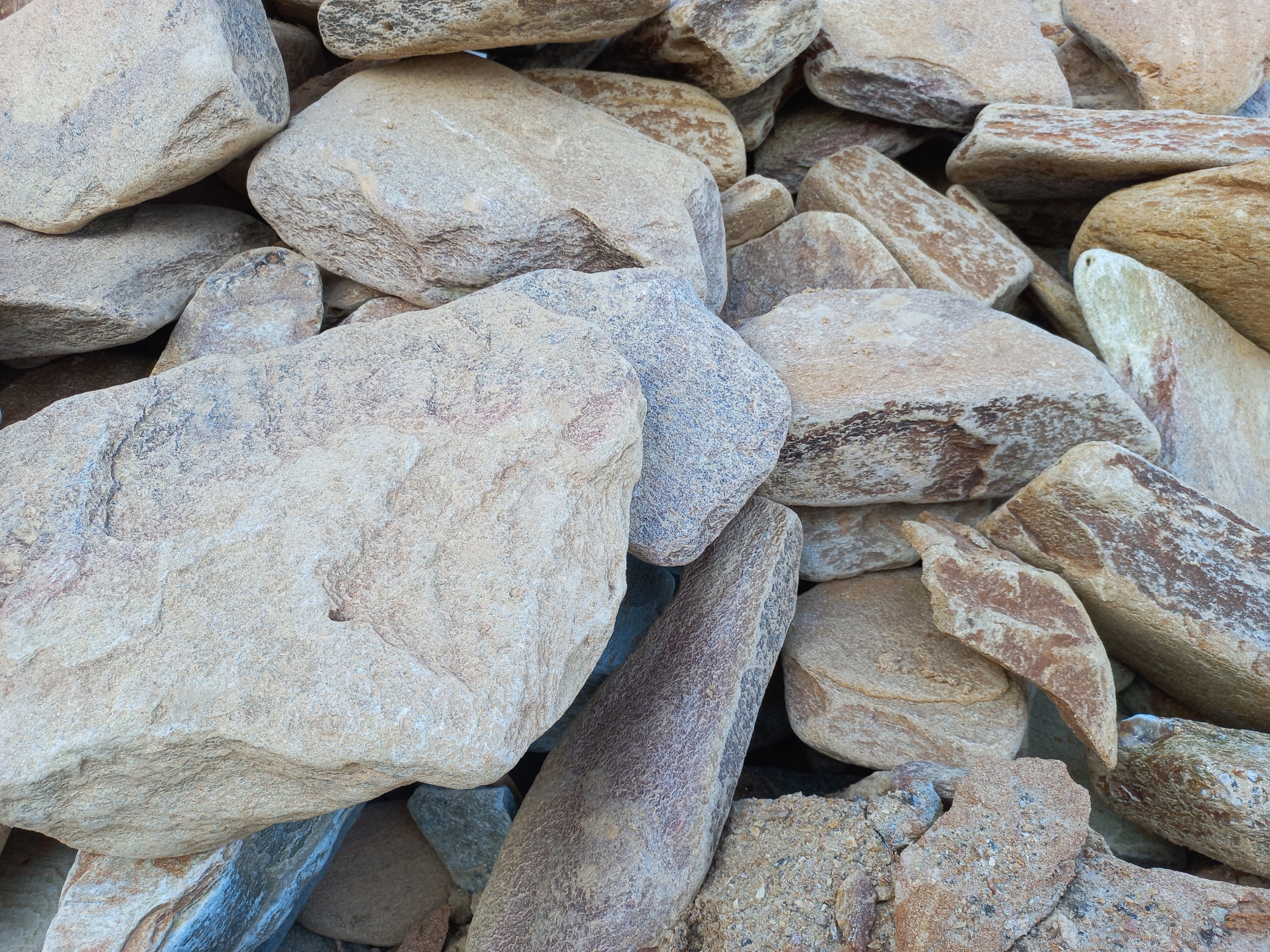 Златолит жёлтый, жёлто-зелёный глыбки и валуны для ланшафтного дизайна купить в Коломне