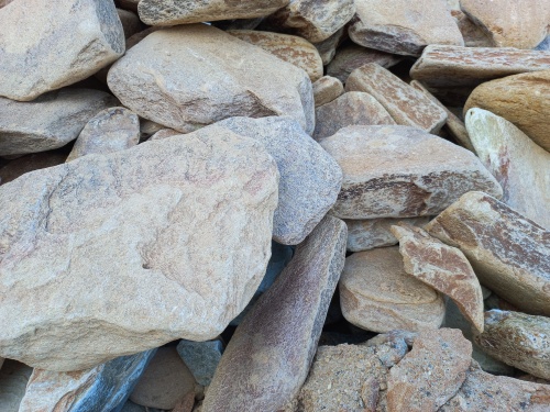 Златолит жёлтый, жёлто-зелёный глыбки и валуны для ланшафтного дизайна купить в Коломне