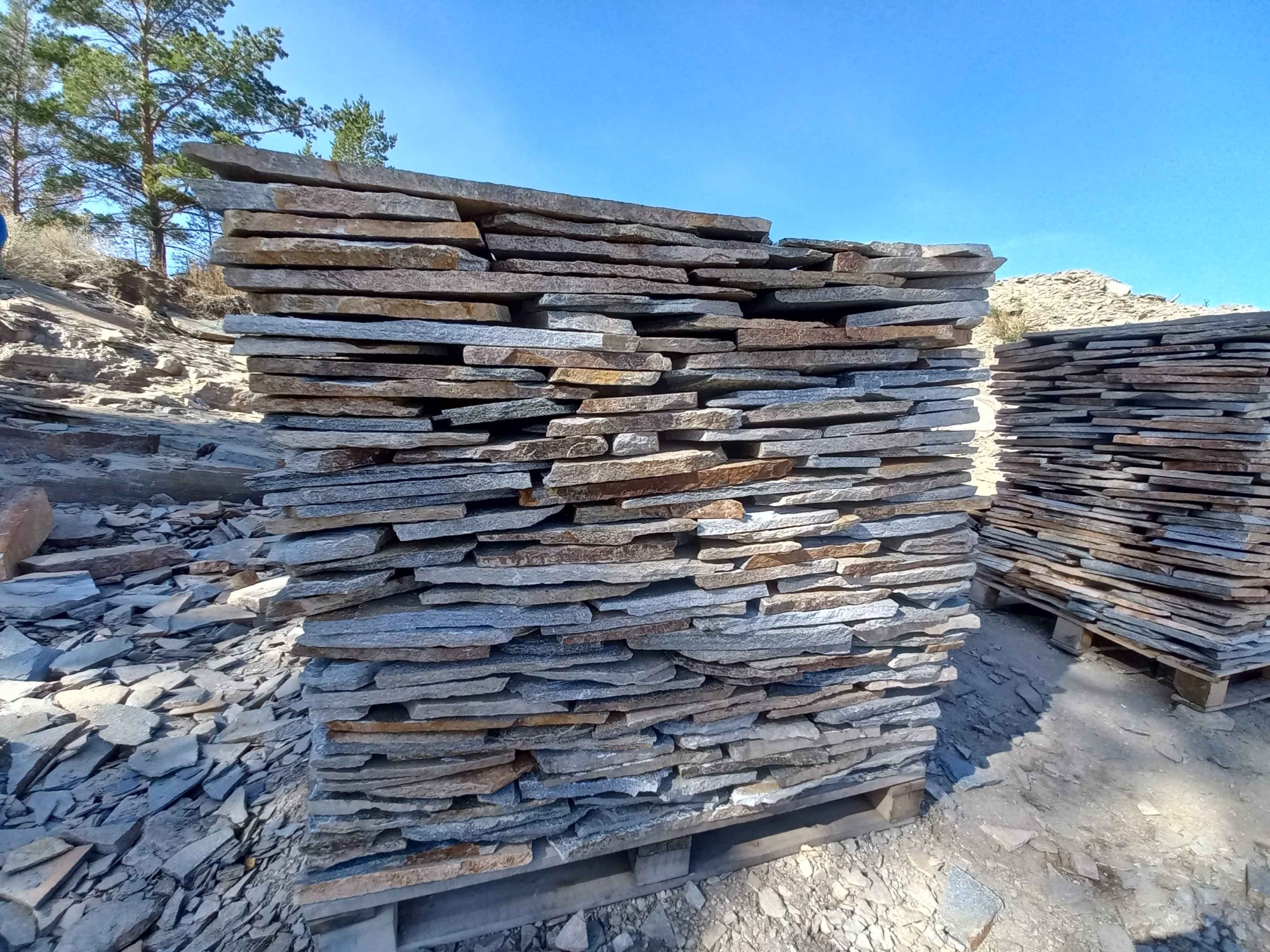 Плитняк златолит серебристый для фасада купить в Коломне