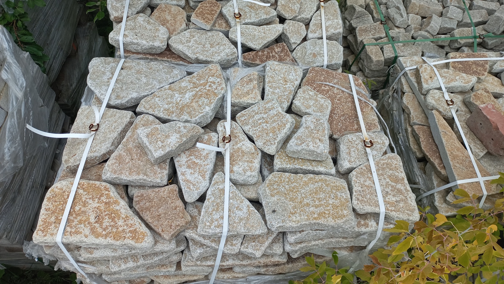 Плитняк галтованный гранитный для ландшафтного дизайна купить в Коломне