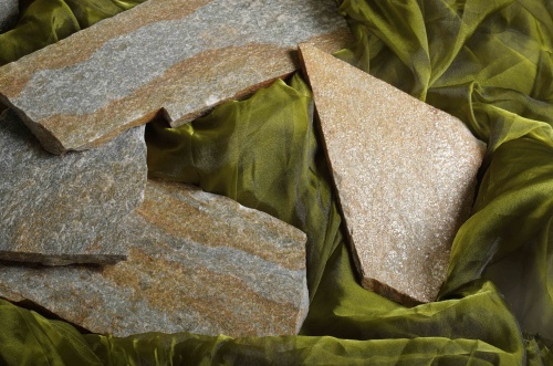 Плитняк златолит Уральский для цоколя, отмостки купить в Коломне